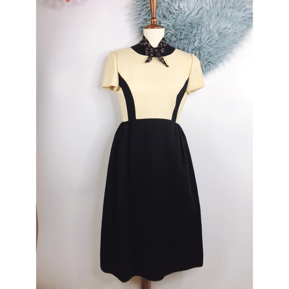 Vintage Dresses & Skirts - LAST Vtg 60s Cream & Black Mod Keyhole Dress M